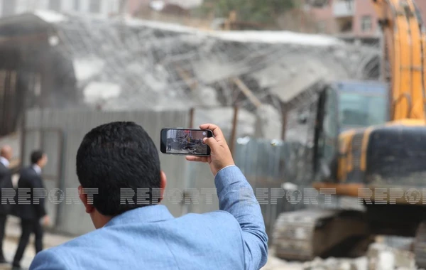 Bakıda tikilməkdə olan çoxmərtəbəli bina qanunsuz olduğuna görə sökülür - FOTO