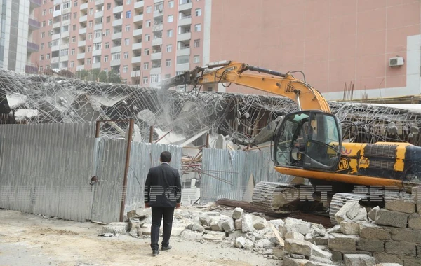 Bakıda tikilməkdə olan çoxmərtəbəli bina qanunsuz olduğuna görə sökülür - FOTO