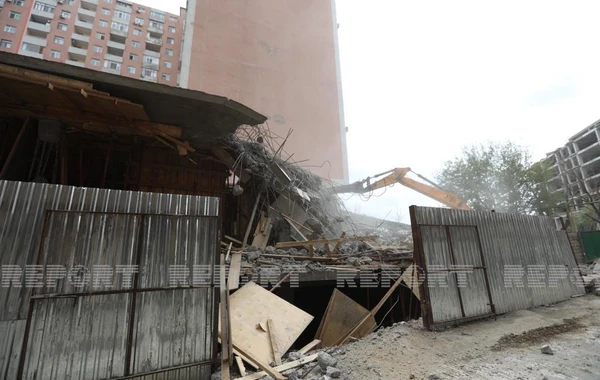Bakıda tikilməkdə olan çoxmərtəbəli bina qanunsuz olduğuna görə sökülür - FOTO