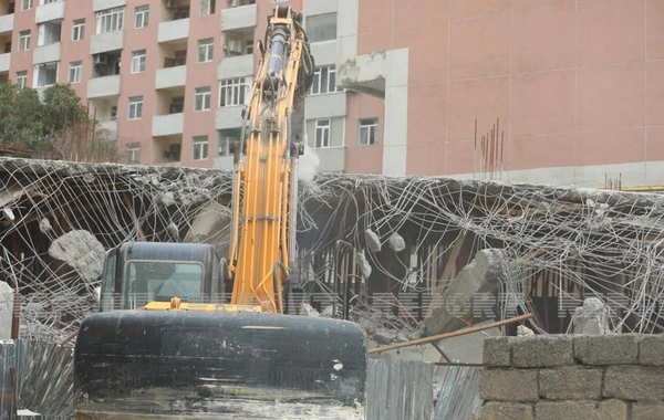 Bakıda tikilməkdə olan çoxmərtəbəli bina qanunsuz olduğuna görə sökülür - FOTO