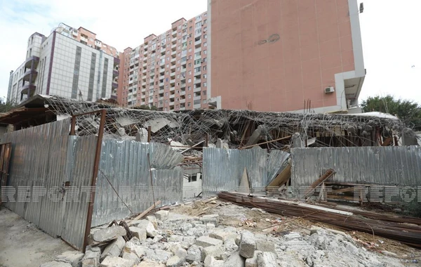 Bakıda tikilməkdə olan çoxmərtəbəli bina qanunsuz olduğuna görə sökülür - FOTO