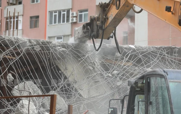 Bakıda tikilməkdə olan çoxmərtəbəli bina qanunsuz olduğuna görə sökülür - FOTO