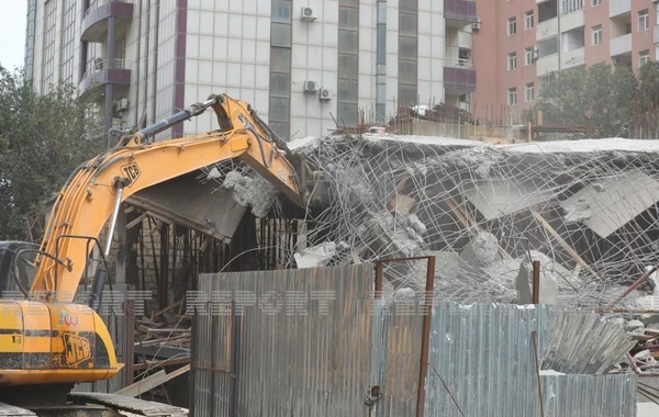 Bakıda tikilməkdə olan çoxmərtəbəli bina qanunsuz olduğuna görə sökülür - FOTO
