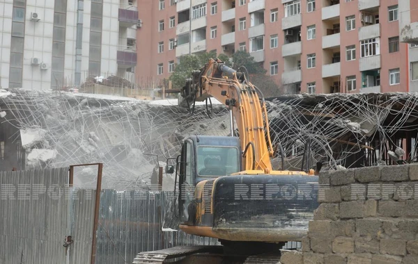 Bakıda tikilməkdə olan çoxmərtəbəli bina qanunsuz olduğuna görə sökülür - FOTO