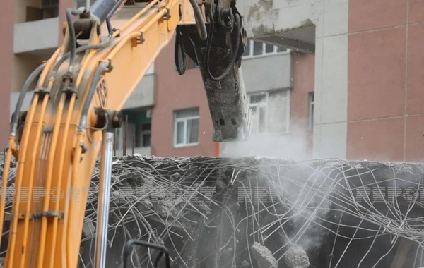 Bakıda tikilməkdə olan çoxmərtəbəli bina qanunsuz olduğuna görə sökülür - FOTO