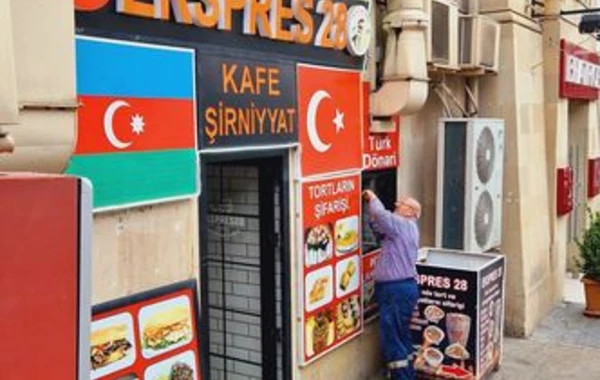 В Баку демонтировали рекламные щиты, наносящие ущерб историко-архитектурным памятникам - ФОТО