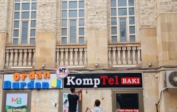 В Баку демонтировали рекламные щиты, наносящие ущерб историко-архитектурным памятникам - ФОТО