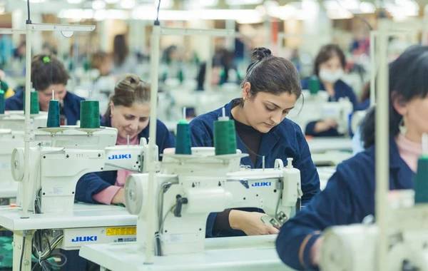 Azərbaycanda məktəbli formalarını niyə ancaq bir fabrik tikir?