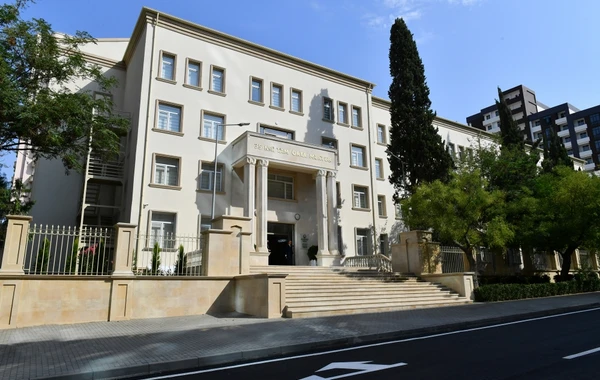 Prezident Bakının Nəsimi rayonunda yeni korpusu tikilən orta məktəbin açılışında iştirak edib - FOTO