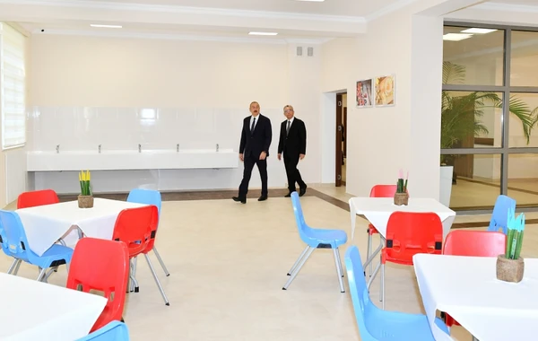 Prezident Bakının Nəsimi rayonunda yeni korpusu tikilən orta məktəbin açılışında iştirak edib - FOTO