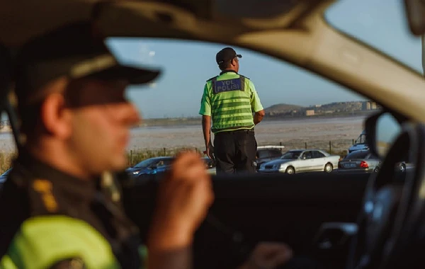 Onu saxlayan polislərin üzərinə bıçaq çıxardı, həbs olundu