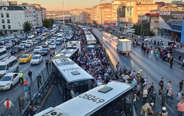 Türkiyədə dəhşətli zəncirvari qəza - Yaralılar küçələrə töküldü - VİDEO
