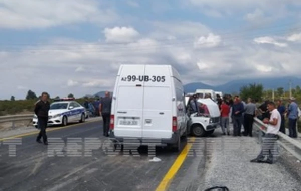 Oğuzda iki avtomobil toqquşub, sürücülərdən biri ölüb - FOTO