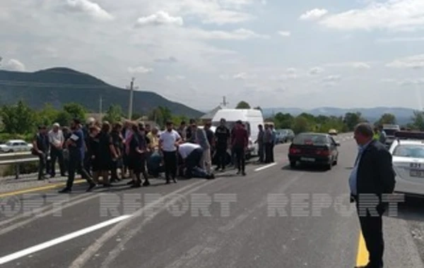 Oğuzda iki avtomobil toqquşub, sürücülərdən biri ölüb - FOTO
