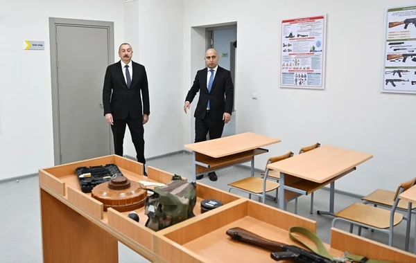 İlham Əliyev Sarayda yeni inşa edilən məktəbdə yaradılan şəraitlə tanış olub - FOTO/VİDEO