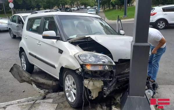Bakıda iki minik avtomobili toqquşub - FOTO