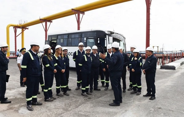 Делегация во главе с президентом SOCAR посетила "Нефтяные Камни" - ФОТО