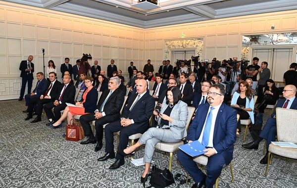 AYİB prezidenti Şəhidlər xiyabanını ziyarət edib, İçərişəhərdə olub - FOTO