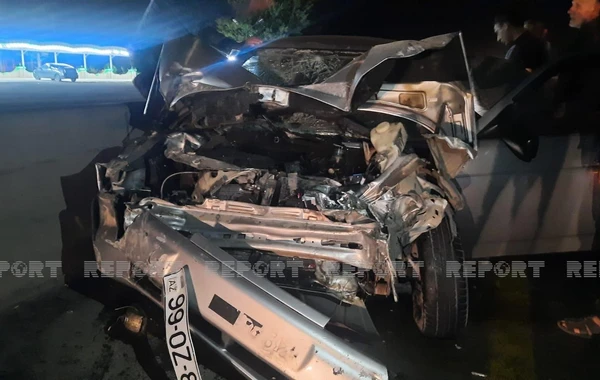 Kürdəmirdə minik avtomobili “KamAZ”a çırpılıb, dörd nəfər yaralanıb - FOTO