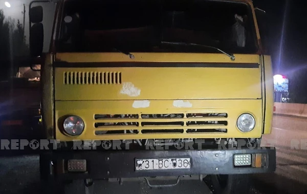 Kürdəmirdə minik avtomobili “KamAZ”a çırpılıb, dörd nəfər yaralanıb - FOTO
