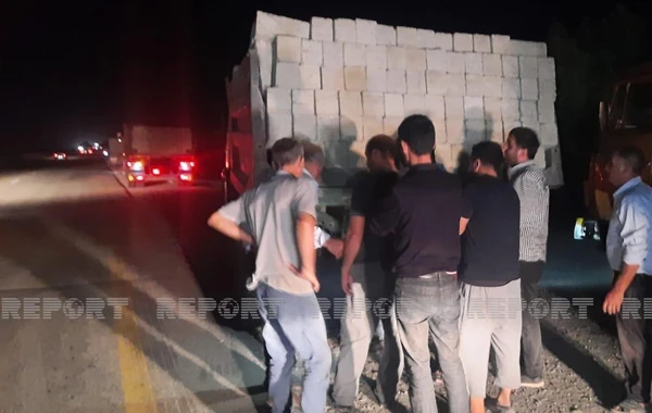 Kürdəmirdə minik avtomobili “KamAZ”a çırpılıb, dörd nəfər yaralanıb - FOTO