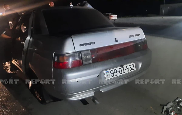 Kürdəmirdə minik avtomobili “KamAZ”a çırpılıb, dörd nəfər yaralanıb - FOTO