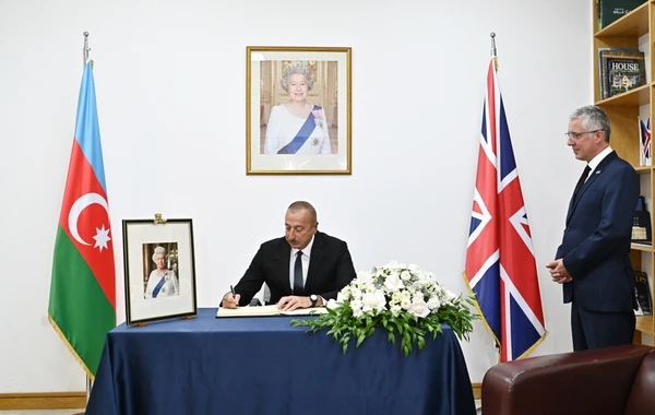 İlham Əliyev Britaniya səfirliyində olub, II Elizabetin vəfatı ilə əlaqədar başsağlığı verib - FOTO