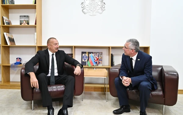 İlham Əliyev Britaniya səfirliyində olub, II Elizabetin vəfatı ilə əlaqədar başsağlığı verib - FOTO