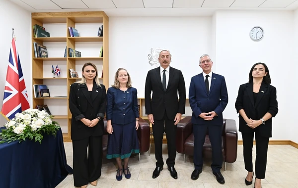 İlham Əliyev Britaniya səfirliyində olub, II Elizabetin vəfatı ilə əlaqədar başsağlığı verib - FOTO