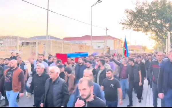 Şəhid oğlunun ölüm xəbərinə ürəyi tab gətirməyən ata oğlunun yanında dəfn olundu YENİLƏNİB - FOTO/VİDEO