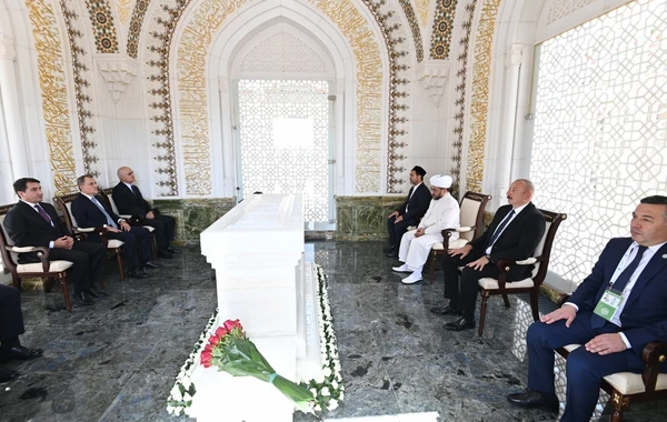 İlham Əliyev Özbəkistanda İslam Kərimovun məqbərəsini ziyarət edib - FOTO