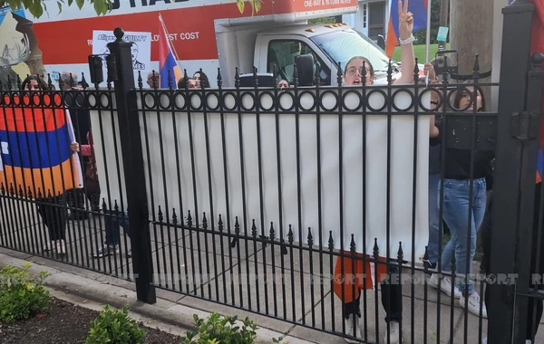 ABŞ-dakı səfirliyimizin qarşısında aksiyaya gələn ermənilərə “isti qarşılama” - FOTO/VİDEO