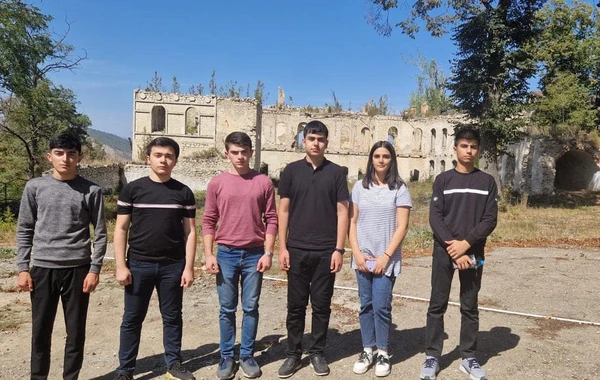 Şuşa rayonu üzrə yüksək bal toplayan 6 məzun öz doğma şəhərini ziyarət edib - FOTO