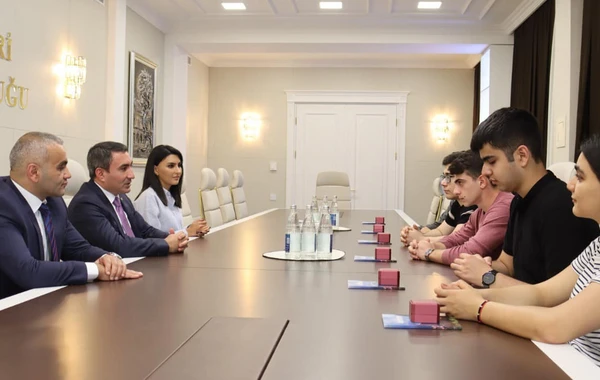 Şuşa rayonu üzrə yüksək bal toplayan 6 məzun öz doğma şəhərini ziyarət edib - FOTO