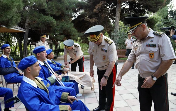Müdafiə naziri hərbi hospitalda müalicə alan yaralılarla görüşüb - FOTO