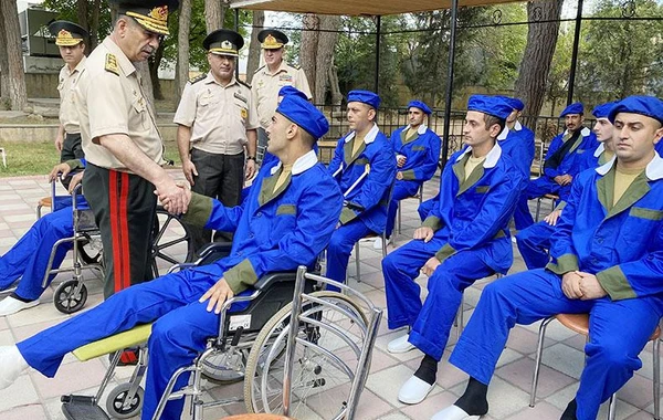Müdafiə naziri hərbi hospitalda müalicə alan yaralılarla görüşüb - FOTO