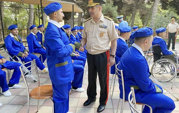 Müdafiə naziri hərbi hospitalda müalicə alan yaralılarla görüşüb - FOTO