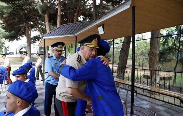 Müdafiə naziri hərbi hospitalda müalicə alan yaralılarla görüşüb - FOTO