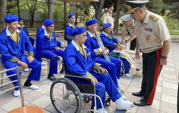 Müdafiə naziri hərbi hospitalda müalicə alan yaralılarla görüşüb - FOTO