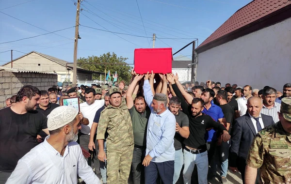 Müdafiə Nazirliyinin rəhbər heyəti şəhidlərin dəfn və yas mərasimlərində iştirak edib - FOTO