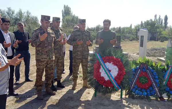 Müdafiə Nazirliyinin rəhbər heyəti şəhidlərin dəfn və yas mərasimlərində iştirak edib - FOTO