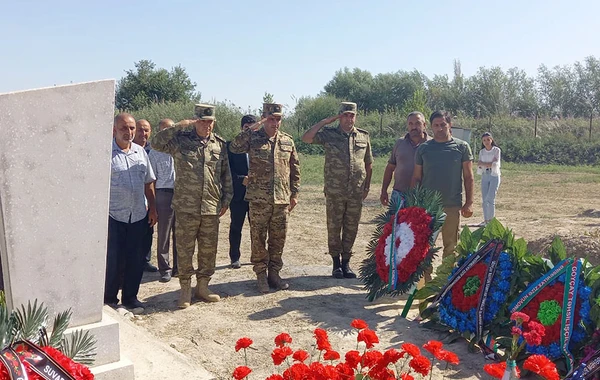 Müdafiə Nazirliyinin rəhbər heyəti şəhidlərin dəfn və yas mərasimlərində iştirak edib - FOTO