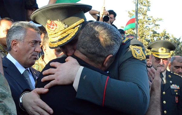 Müdafiə Nazirliyinin rəhbər heyəti şəhidlərin dəfn və yas mərasimlərində iştirak edib - FOTO