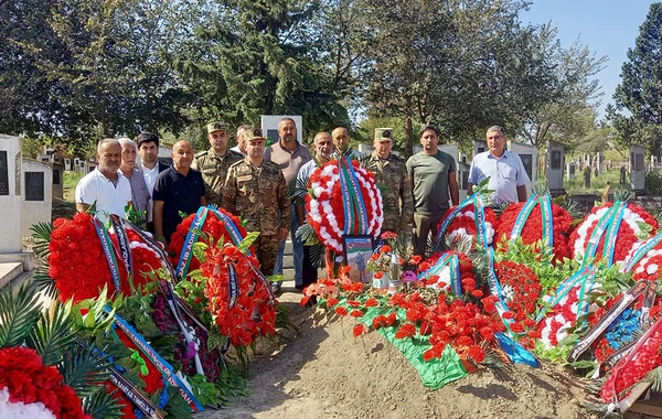 Müdafiə Nazirliyinin rəhbər heyəti şəhidlərin dəfn və yas mərasimlərində iştirak edib - FOTO