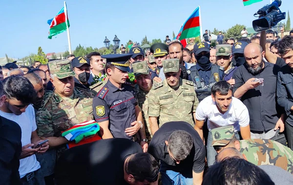 Müdafiə Nazirliyinin rəhbər heyəti şəhidlərin dəfn və yas mərasimlərində iştirak edib - FOTO