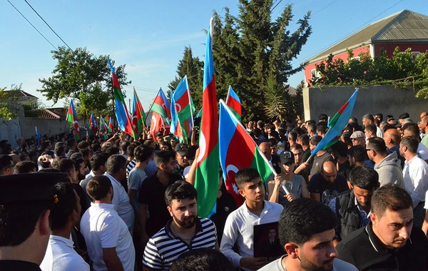 Müdafiə Nazirliyinin rəhbər heyəti şəhidlərin dəfn və yas mərasimlərində iştirak edib - FOTO