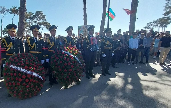 Müdafiə Nazirliyinin rəhbər heyəti şəhidlərin dəfn və yas mərasimlərində iştirak edib - FOTO