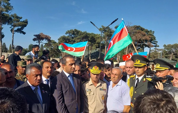 Müdafiə Nazirliyinin rəhbər heyəti şəhidlərin dəfn və yas mərasimlərində iştirak edib - FOTO