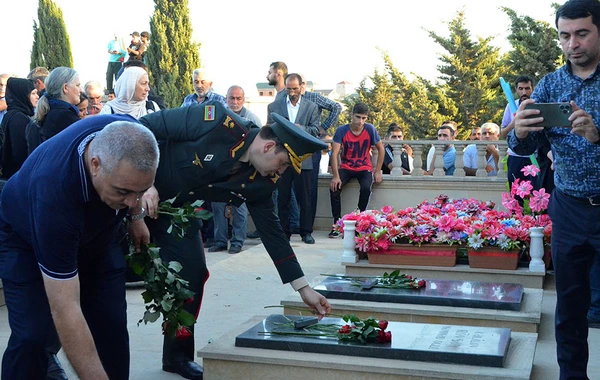 Müdafiə Nazirliyinin rəhbər heyəti şəhidlərin dəfn və yas mərasimlərində iştirak edib - FOTO