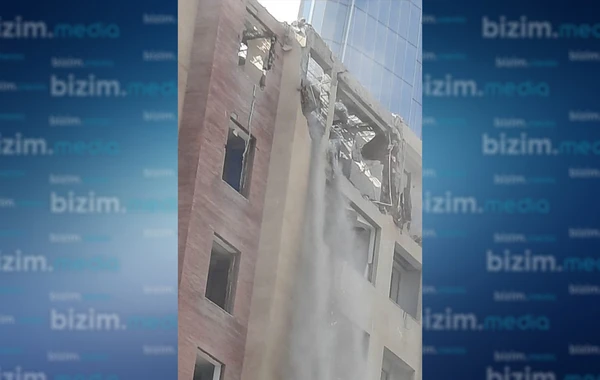 Bakının mərkəzində çoxmərtəbəli binanın söküntüsünə BAŞLANDI - FOTO